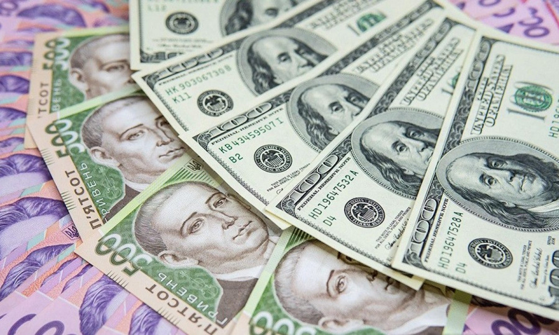 Українцям розповіли, чи можна зняти 1000 доларів за раз 
