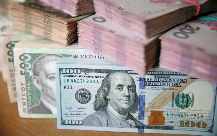 В Україні впав попит на валюту: українці стали купувати менше доларів у банках