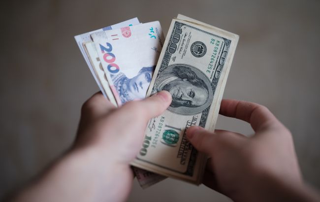 Українці почали активніше скуповувати долари 