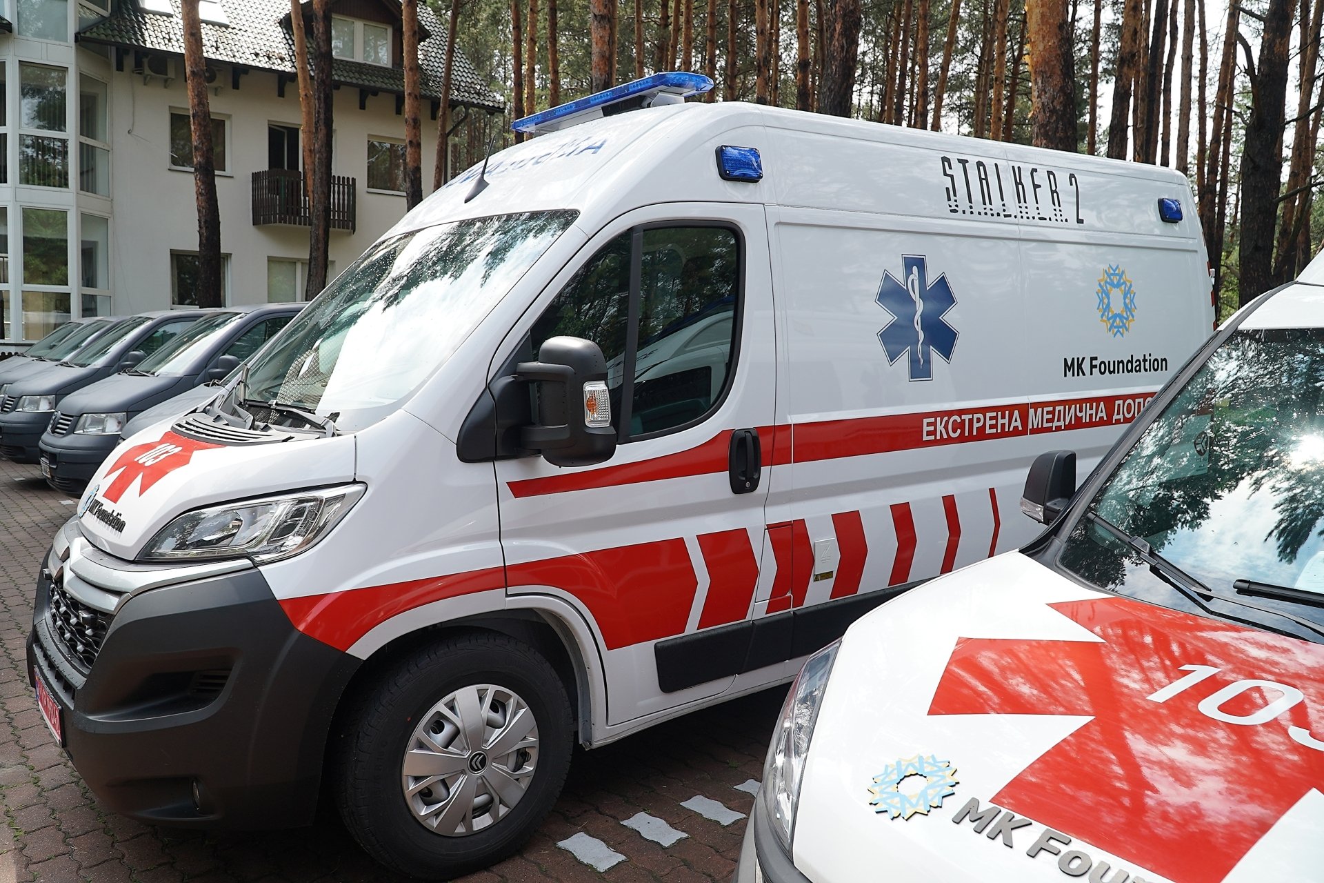 БФ MK Foundation передав в Центр хірургії та трансплантології реанімобілі 