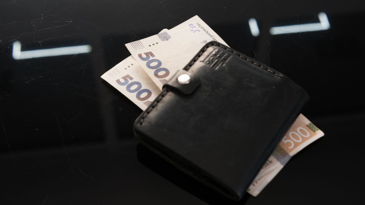 Зарплата чиновників збільшилась на 60%: хто найбільше отримує